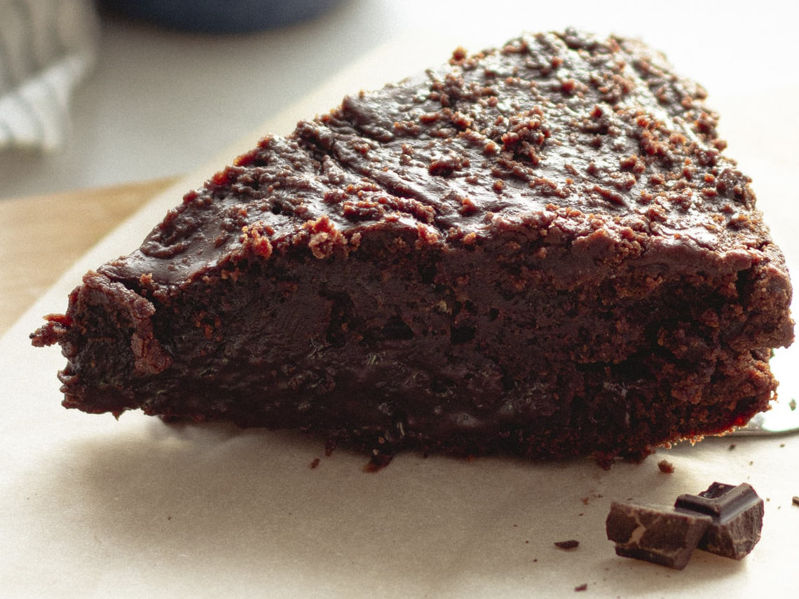 Tarta de chocolate con caquis