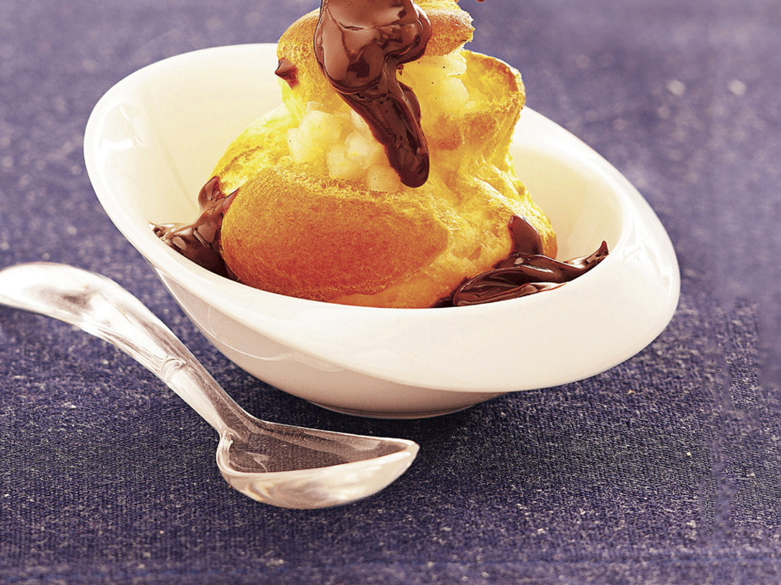 Profiteroles rellenos de nata y mandarina con chocolate