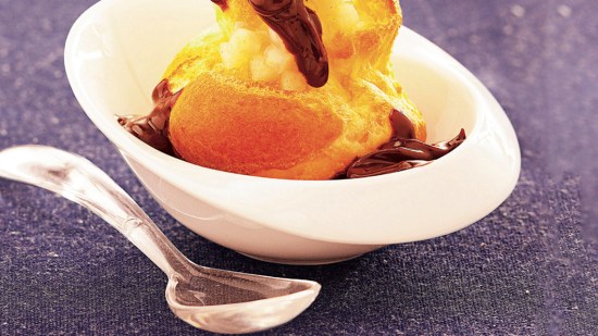 Profiteroles rellenos de nata y mandarina con chocolate