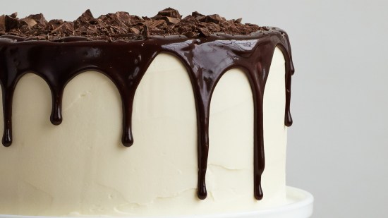 Pastel de 4 capas de chocolate ligero