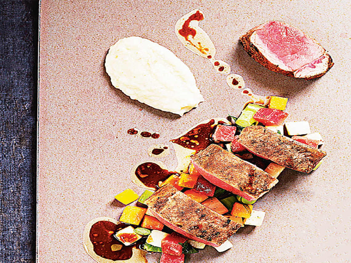 Filete de cerdo con vinagreta de sandía y  puré de patata