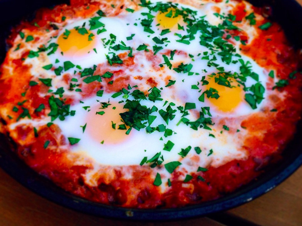 Shakshuka con garbanzos y kale