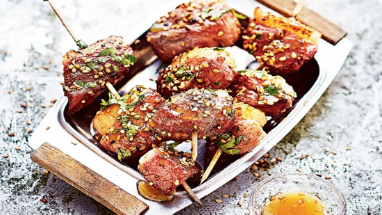 Brochetas de pato con miel y sésamo
