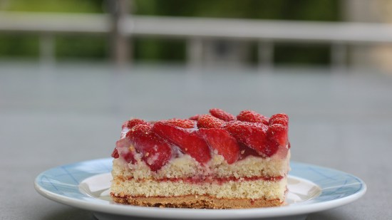 Pastel de fresas con nata montada