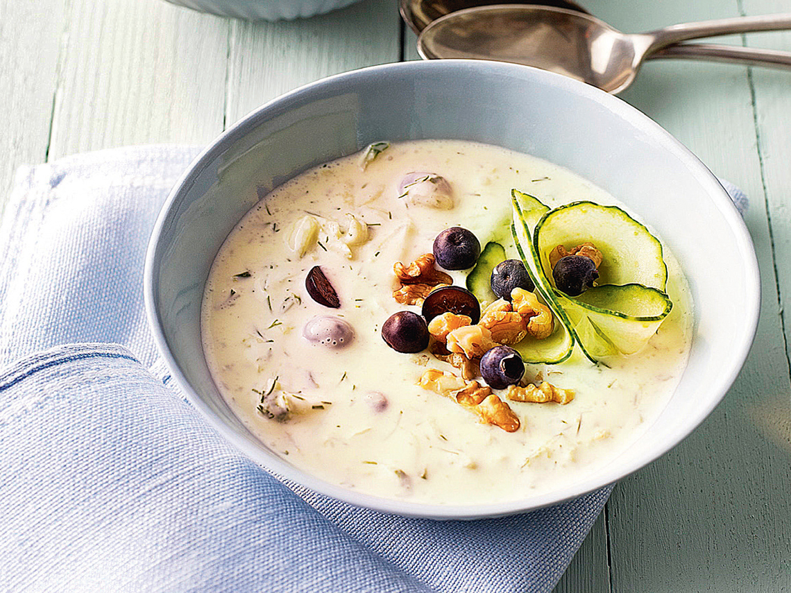 Crema fría de pepino con arándanos y nueces
