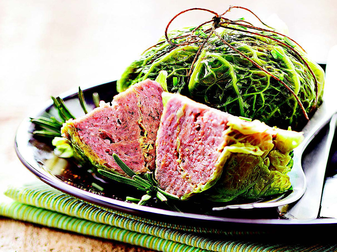 Saquitos de col rellenos de carne