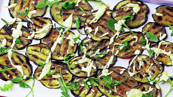 Rodajas de berenjenas con salsa de yogur y limón