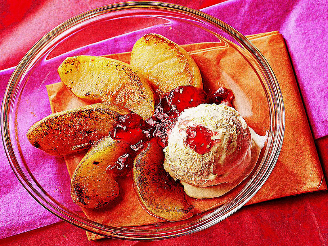 Manzana caramelizada con helado de leche