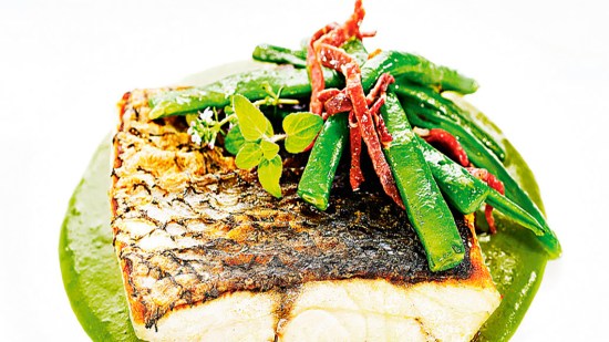 Corvina con crema de guisantes y judías verdes