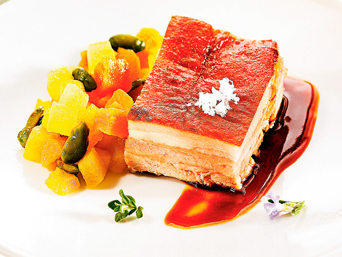 Cochinillo crujiente con fruta y aceitunas