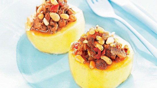 Manzanas rellenas de seitán, setas y frutos secos