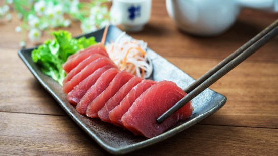 Sashimi de atún con jugo frío de marmitako