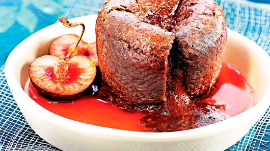 'Coulant' de chocolate con almíbar de cerezas
