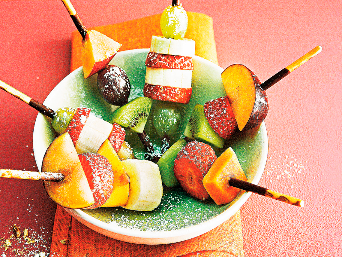 Brocheta de mikado y frutas