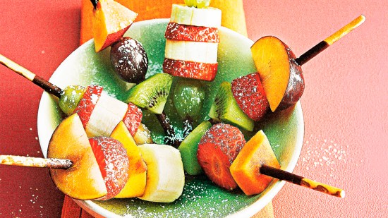 Brocheta de mikado y frutas