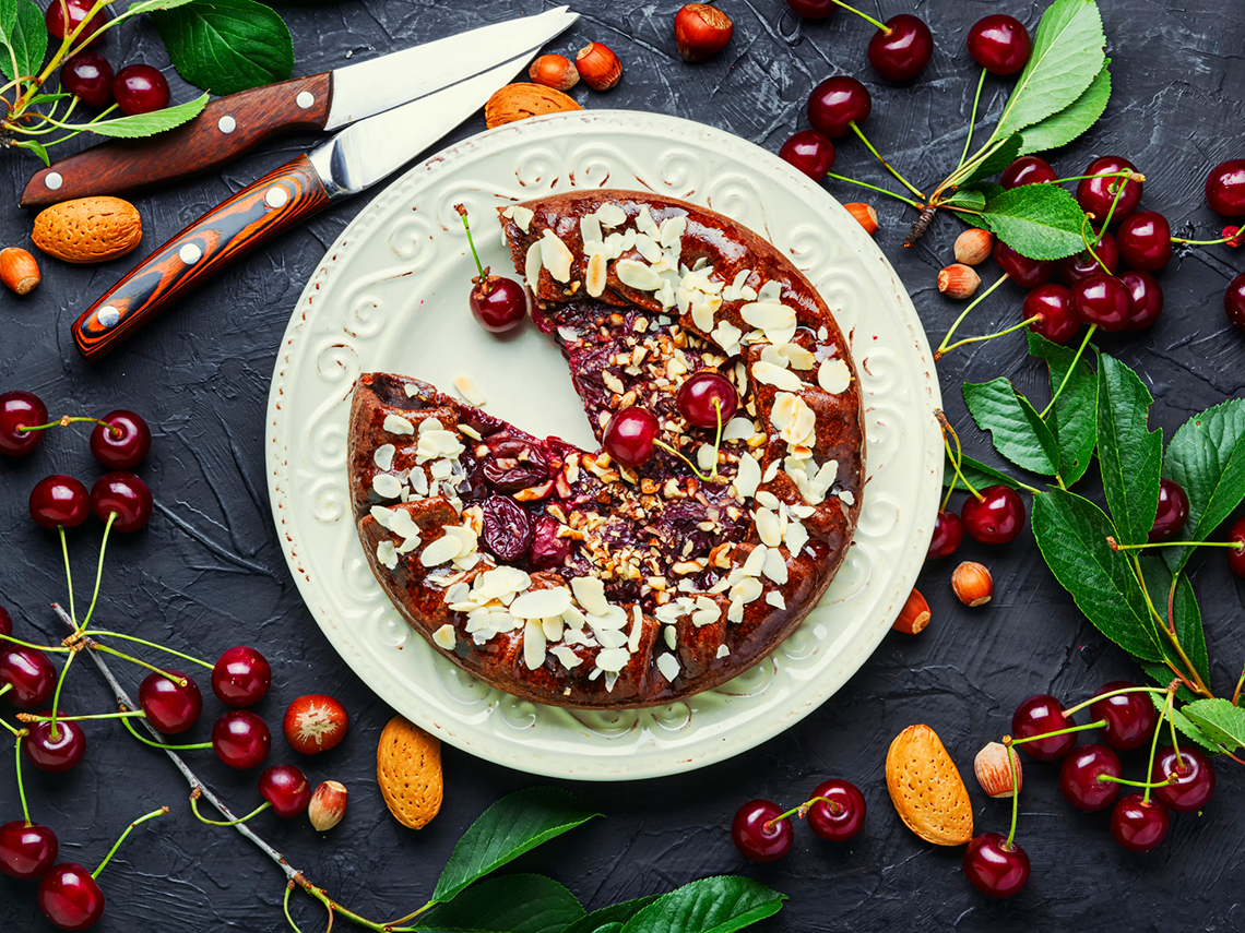 Bocado de chocolate con aceite de oliva y flores escarchadas