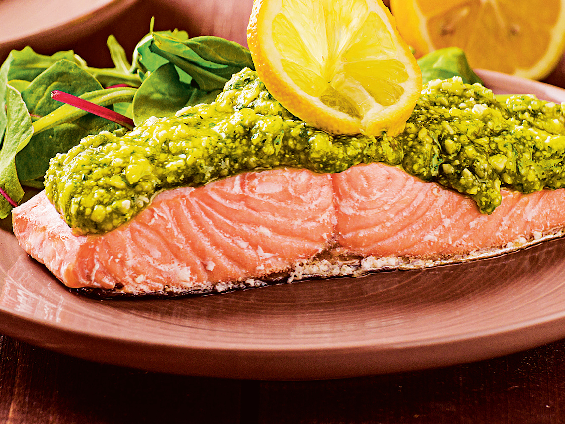 Salmón al horno con pesto