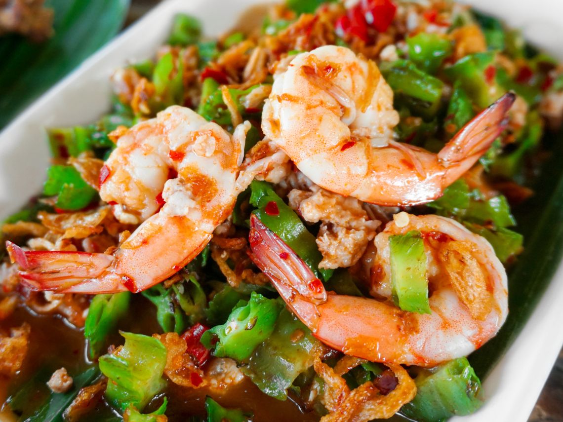 Ensalada templada de langostinos y escarola