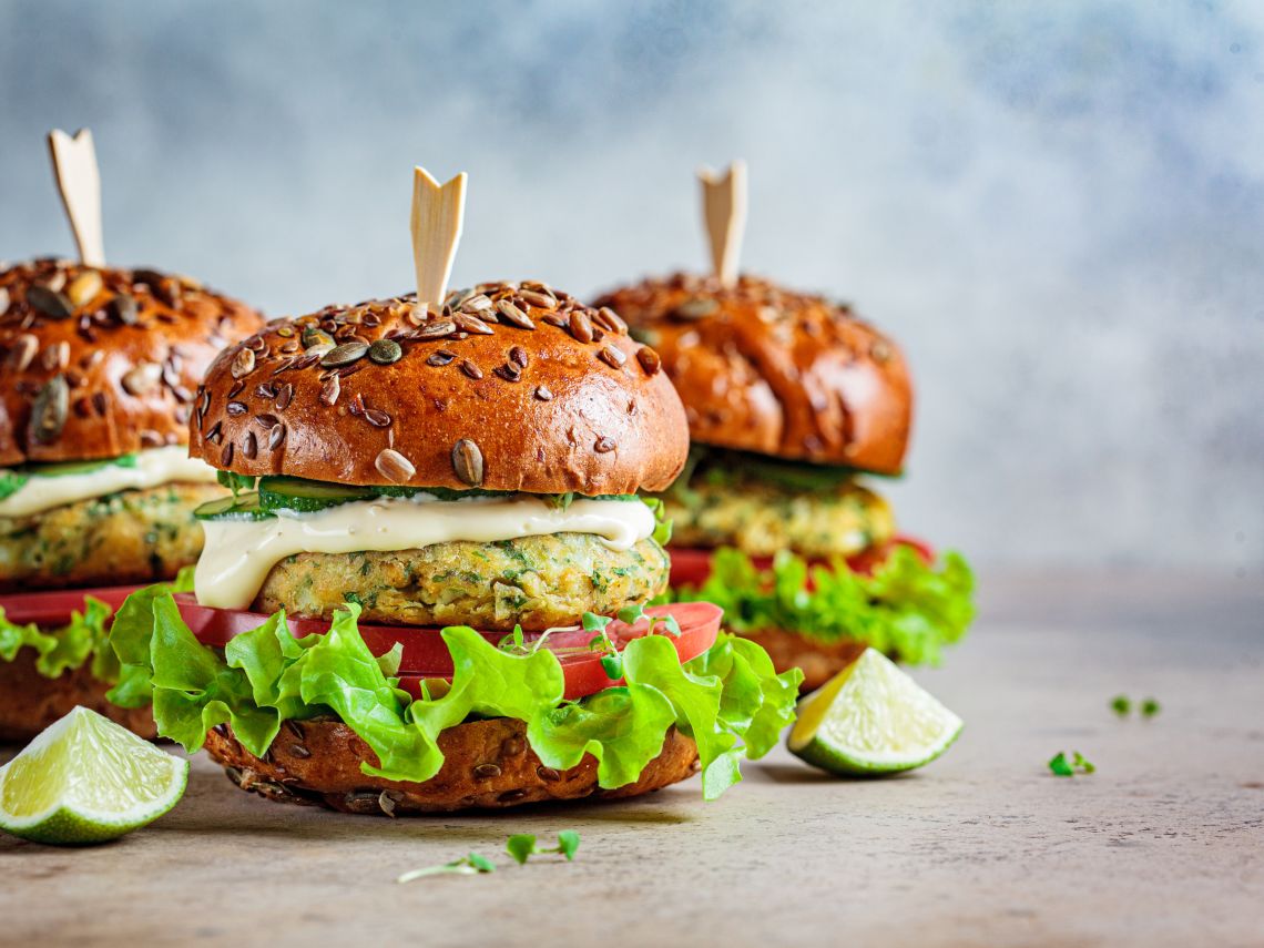 Hamburguesa rellena de verduritas y ensalada