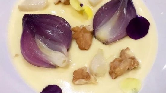 Sopa de queso comté, ajos tiernos, cebollas asadas y nueces