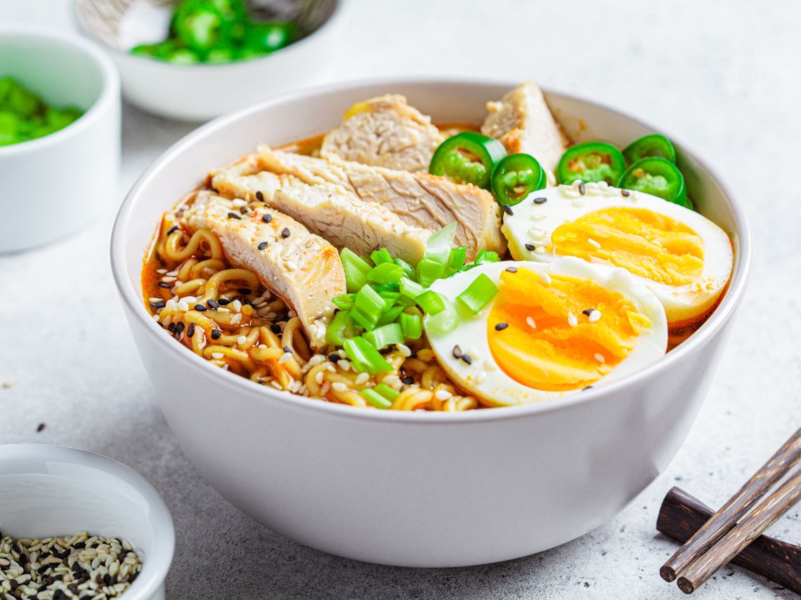Ramen de pollo y alcachofas