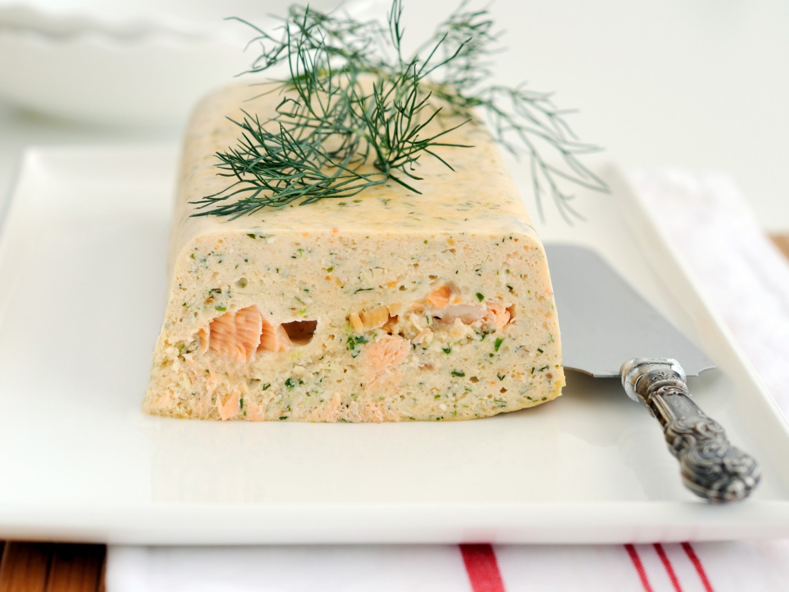Pudin de Salmón Noruego con muselina de sriracha ligeramente picante