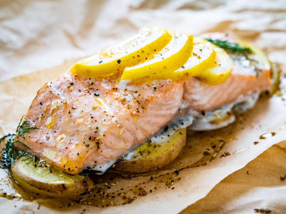 Salmón al horno sobre lecho de panadera al romero y salsa holandesa