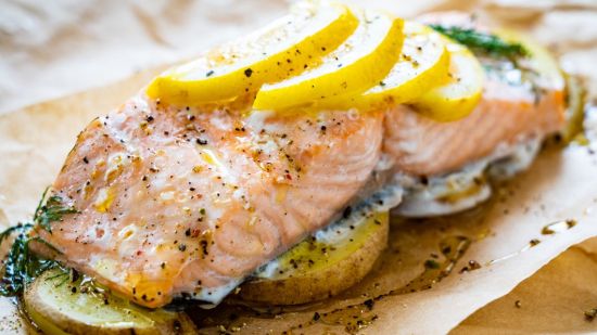 Salmón al horno sobre lecho de panadera al romero y salsa holandesa