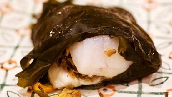 Merluza, angula de monte y praliné de piñones en papillote de wakame