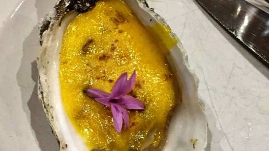 Ostras gratinadas con sabayon y flor de ajo