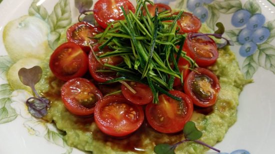Tomates cereza a la soja sobre aguacate y juliana de calabacín