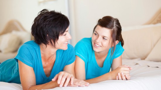 ¿Madres o amigas?