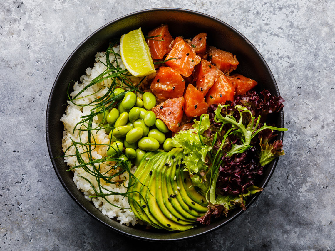 ¿Sabes qué es el poke? Así es el plato hawaiano más de moda