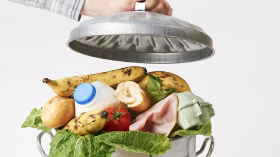 cubo de basura lleno de comida