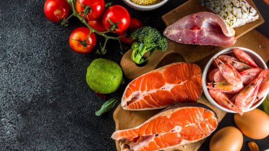 pescados y verdura sobre una mesa