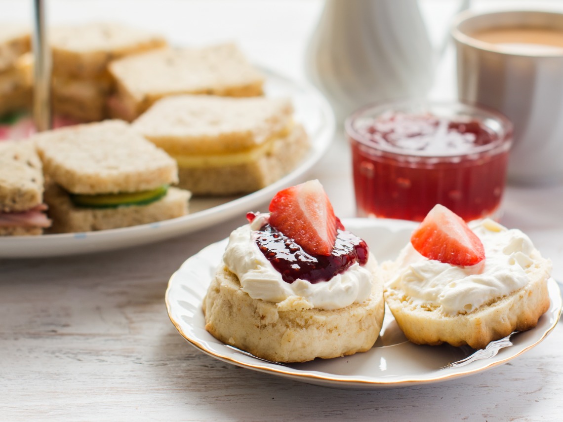 british scones con fresa y cafe