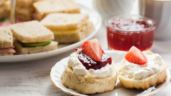 british scones con fresa y cafe