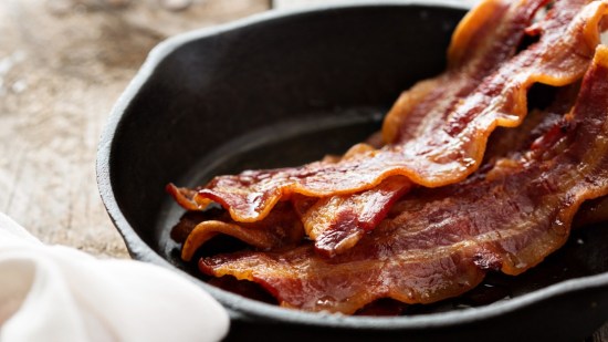 bacon frito en plato