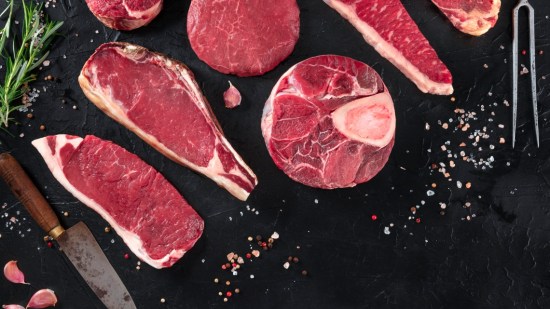 cortes de carne de ternera sobre fondo negro
