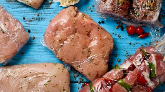 carne descongelada sobre fondo azul