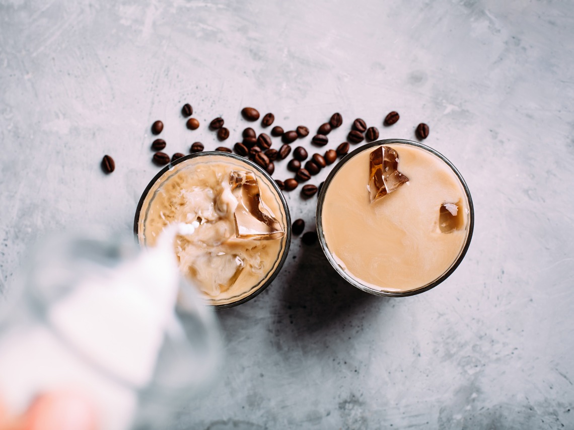 frappe en vaso sobre fondo negro