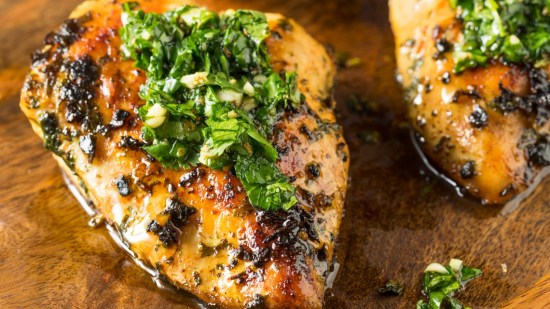 pechuga de pollo marinada sobre tabla de madera