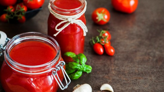 salsa de tomate en bote de vidrio