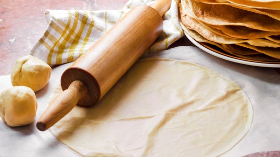 plancha de hojaldre sobre mesa de madera