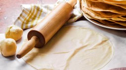 plancha de hojaldre sobre mesa de madera