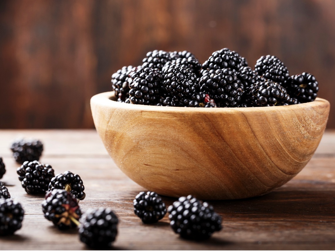 moras en cuenco de madera