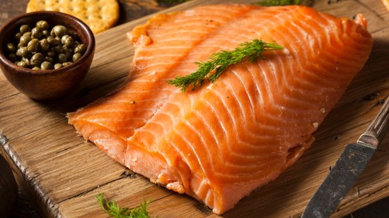 salmon ahumado sobre tabla de madera