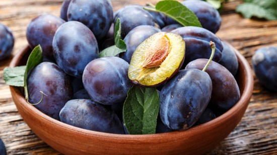 ciruelas en un frutero