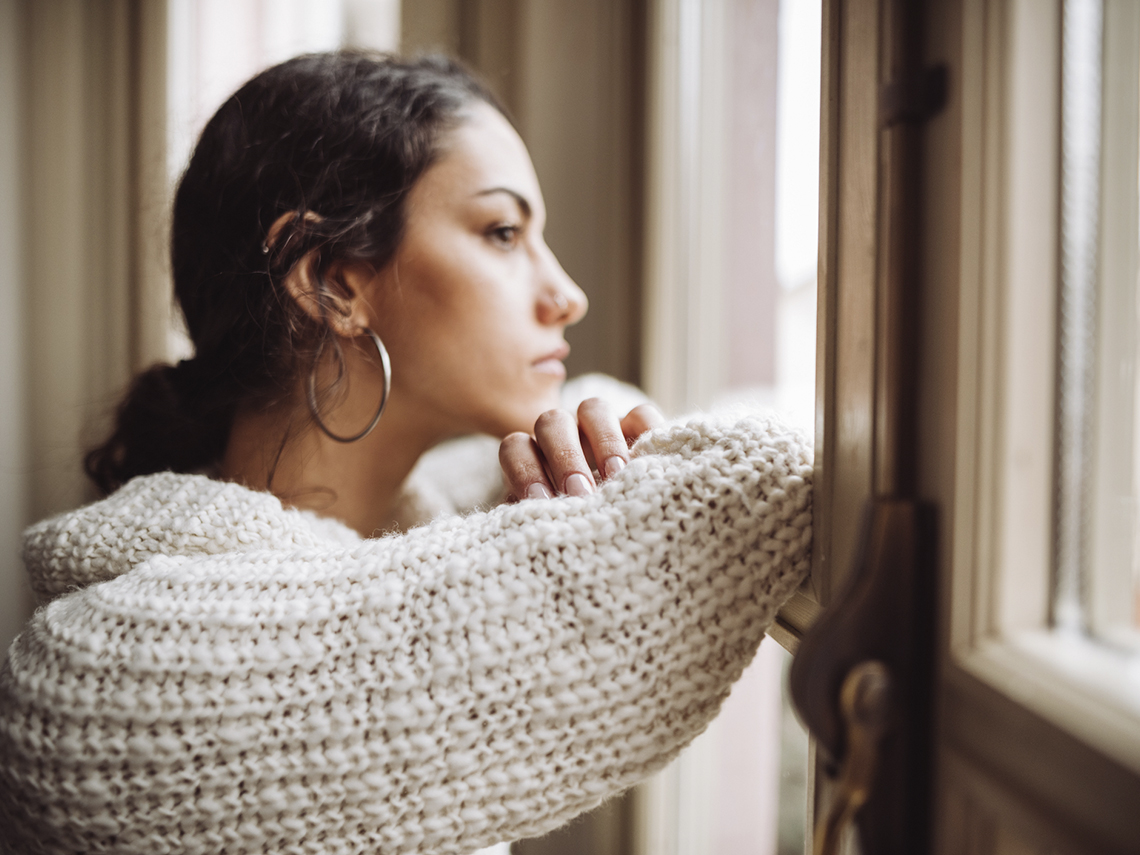 Mujer mirando por la ventana