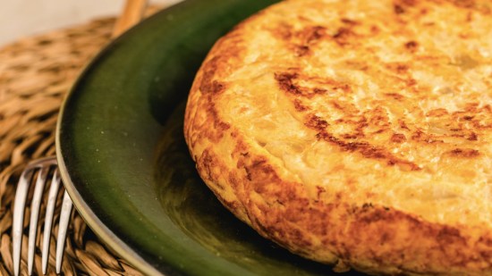 tortilla de patatas y alcachofas